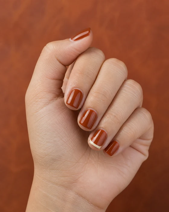 Short rust square nails with a fine cream micro-French