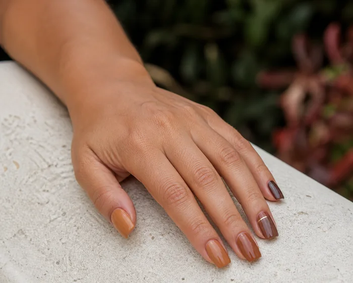 Caramel and mocha ombré dip nails with a thin gold line
