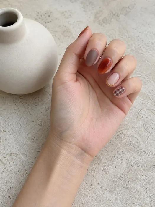 Mismatched neutral fall nail art with aura and French accents