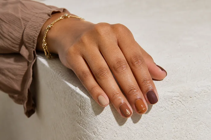 Short mocha and caramel dip nails with fine autumn art
