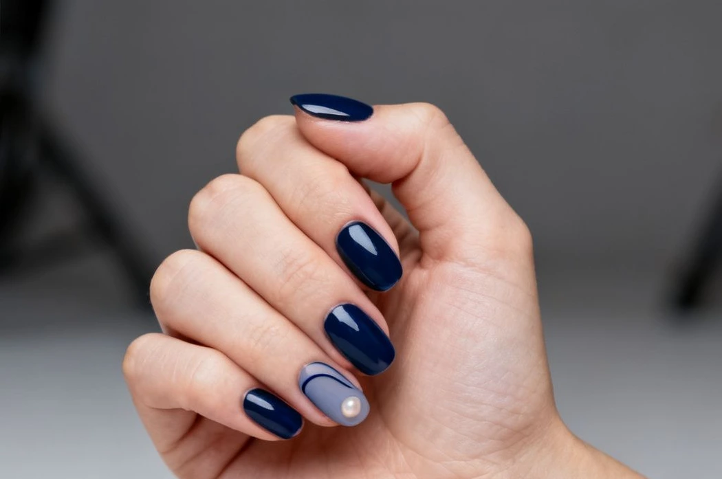 Glossy navy simple winter nails with blue curve detail