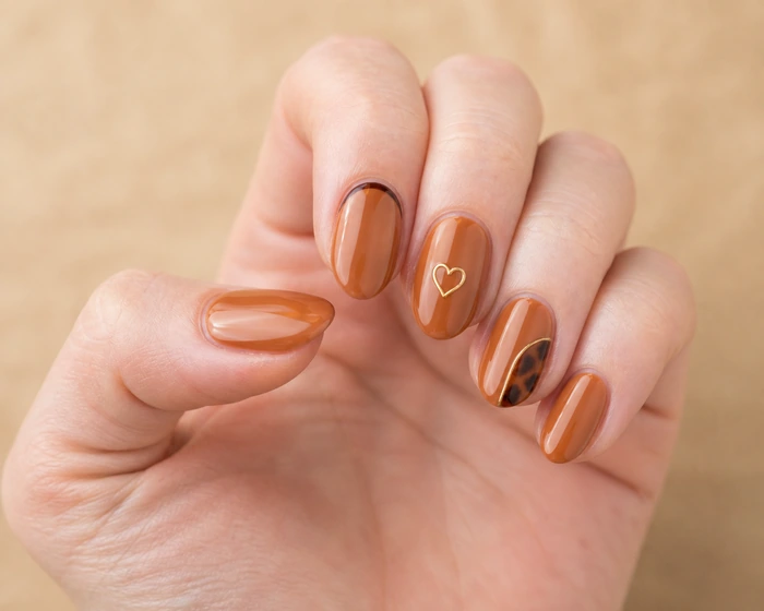Short caramel almond nails with tortoiseshell and gold heart