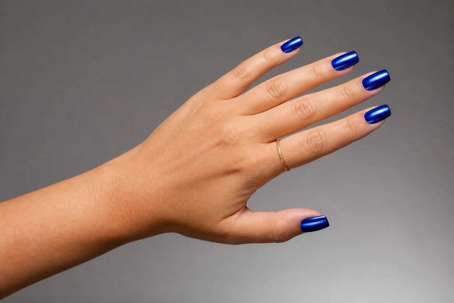 Cobalt Chrome Gel Christmas nails with a delicate gold ring
