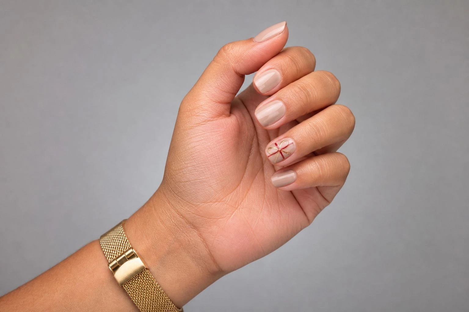 Short Christmas bow accent nail art
