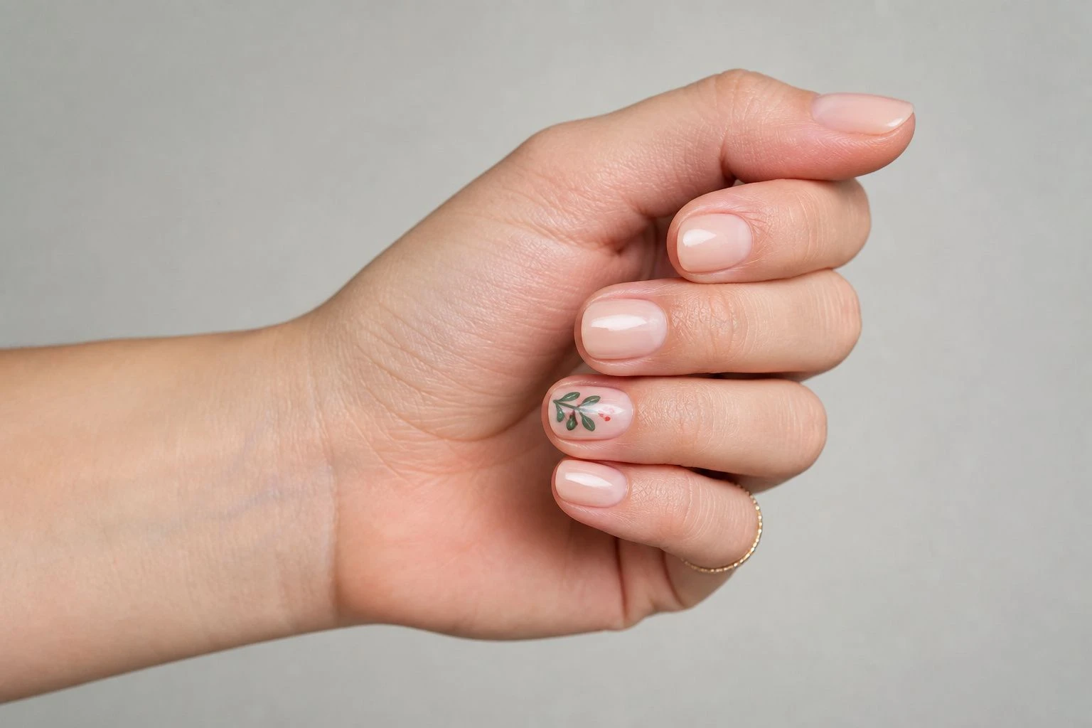 Short mistletoe Christmas nail art