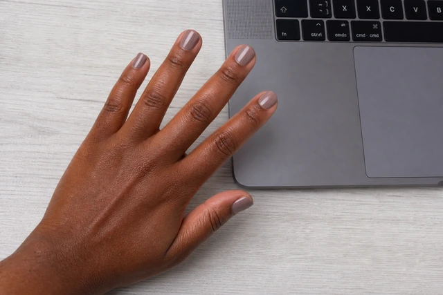 08 short round fall nail inspo on a woman’s full hand.