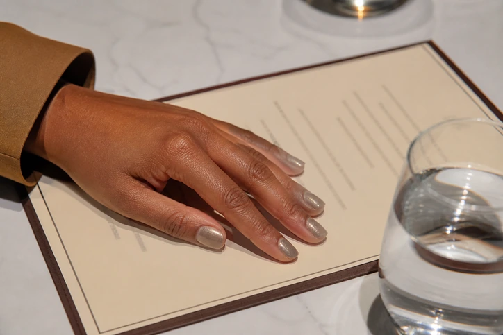 18 subtle shimmer fall nail inspo on a woman’s full hand.