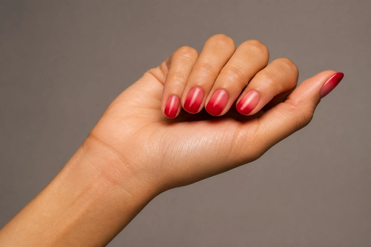 Short red gradient Christmas nails