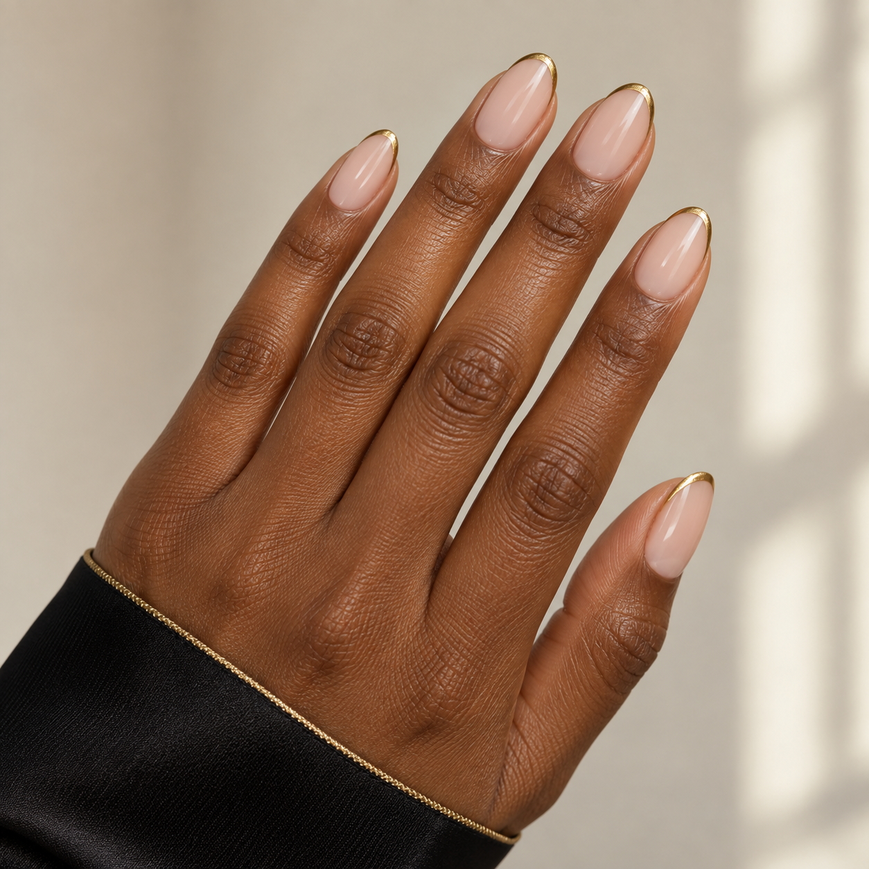 Oval gold detail nails